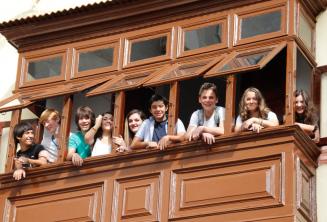 Teenager Sprachschüler auf einem Balkon der Sprachschule