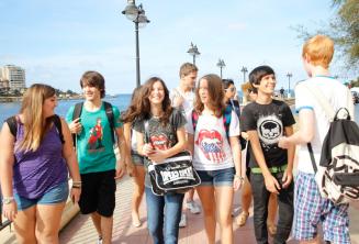 Jugendliche Sprachschüler gehen zusammen spazieren