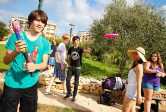 Studenten spielen Baseball und Frisbee im Wohnheimpark