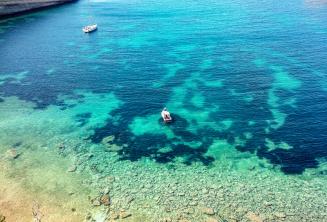 Sicht auf eine Bucht mit kristallklarem Wasser