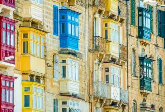 Viele bunte maltesische Balkone