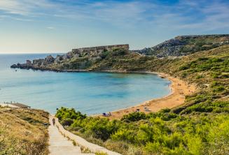 Sicht auf den Sandstrand von Mellieha, Malta