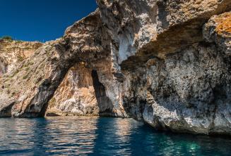 Ein Felsbogen in der blauen Grotte, Malta