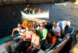 Sprachschüler sind bereit für eine Bootsfahrt zur blauen Grotte