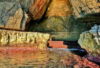 Helle Farben des Wassers in der blauen Grotte