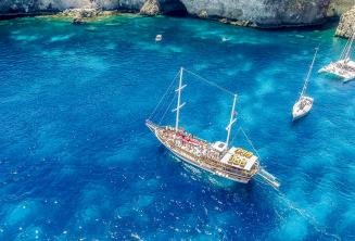 Ein türkisches Gulet in Crystal Bay, Comino