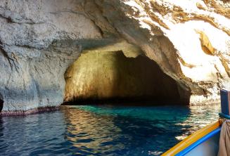 Das Innere einer Höhle der blauen Grotte in malta