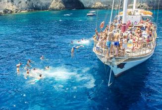 Springen vom Boot in Crystal Bay, Comino