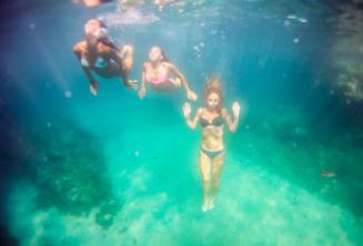 3 Freunde schwimmen unter Wasser