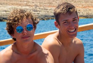 2 Jungs lachen auf einer Maltalingua Bootsfahrt