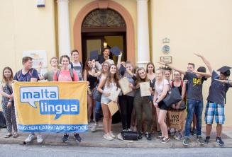 Teenager Englisch Sprachschüler außerhalb der Sprachschule